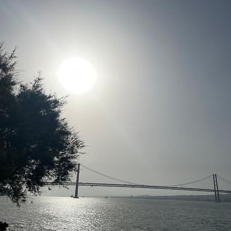 Quarto De Casal Close To Lisbon Flat Equipado Almada Exterior foto