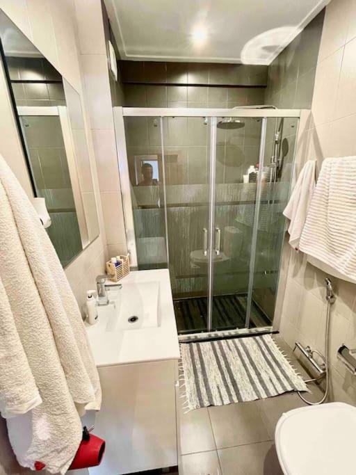 Quarto De Casal Close To Lisbon Flat Equipado Almada Exterior foto
