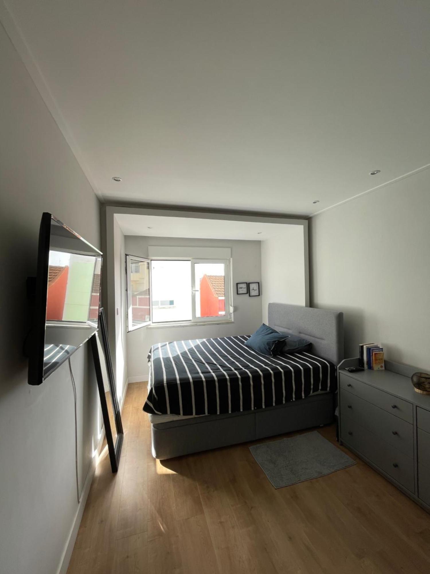 Quarto De Casal Close To Lisbon Flat Equipado Almada Habitación foto