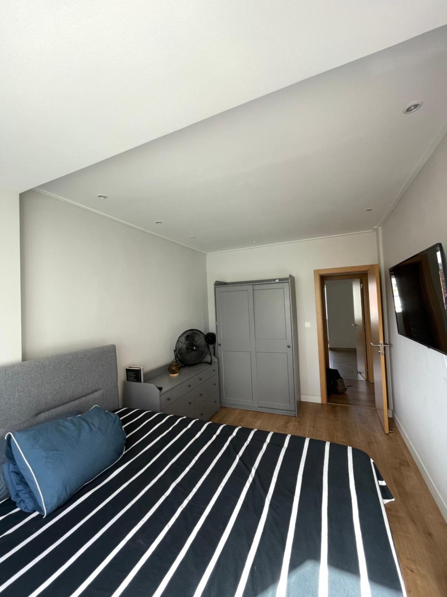 Quarto De Casal Close To Lisbon Flat Equipado Almada Habitación foto